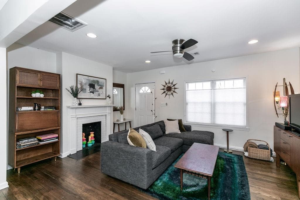 2 bedroom, 1 bathroom, 1,075 sq ft single family residence for rent at 518 Erin Avenue, Atlanta, GA 30310 for $2,500 a month — photo 6