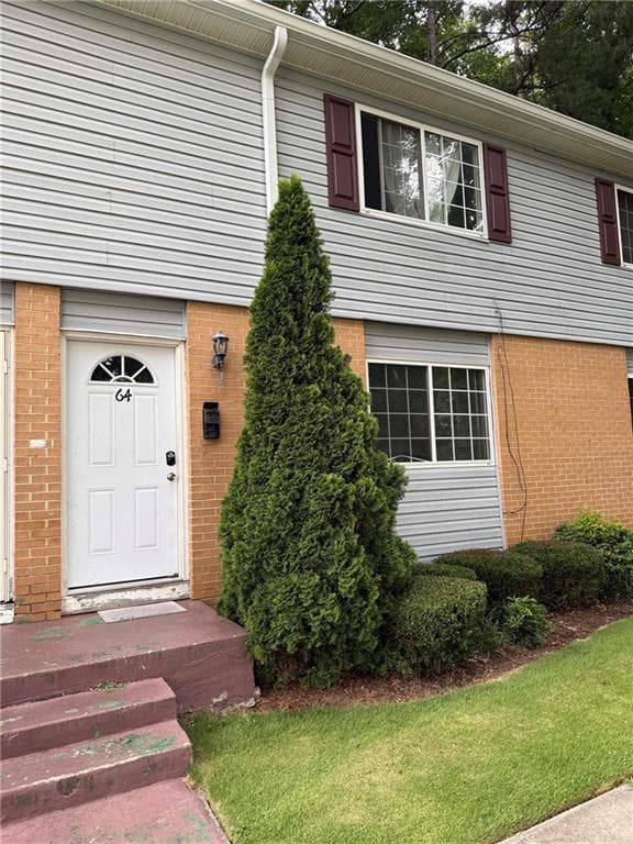 3 bedroom, 2 bathroom, 900 sq ft townhouse for sale at 405 Fairburn Road 64, Atlanta, GA 30331 — photo 1 of 9