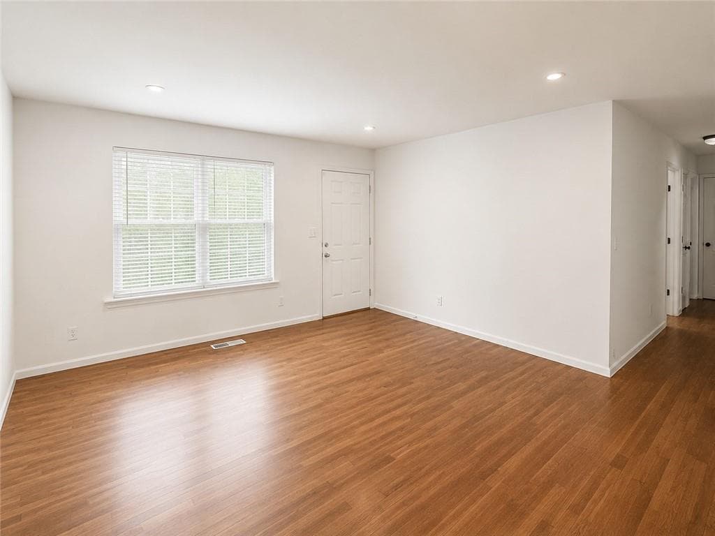 3 bedroom, 2 bathroom, 1,050 sq ft single family residence under contract at 1929 Wee Kirk Road, Atlanta, GA 30316 — photo 4