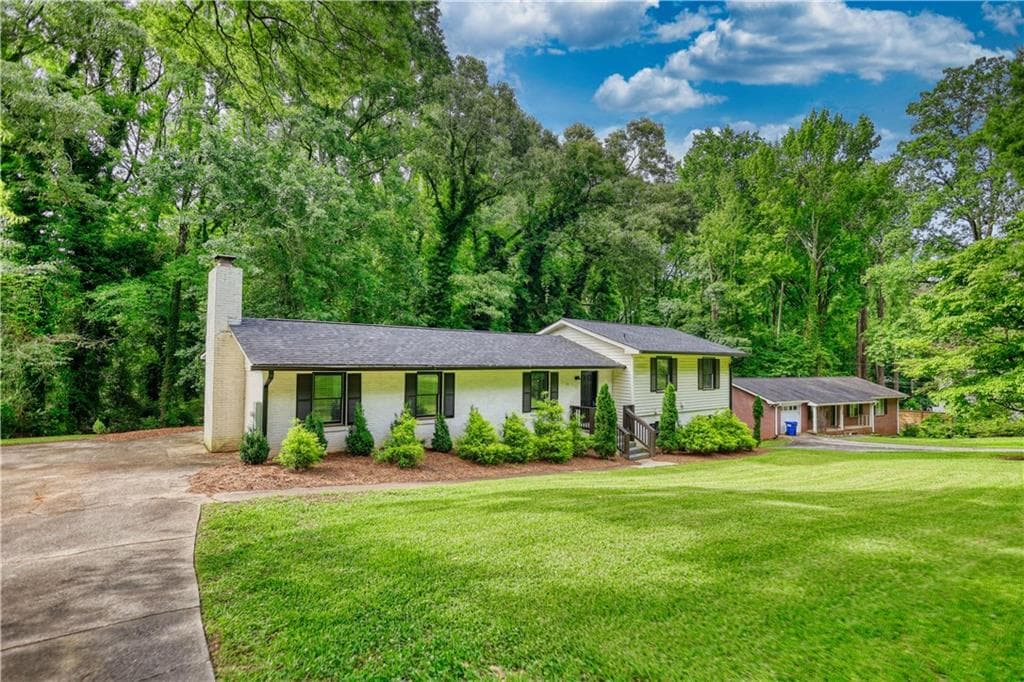4 bedroom, 3 bathroom, 2,164 sq ft single family residence for sale at 403 Greenwood Drive, Monroe, GA 30655 — photo 2
