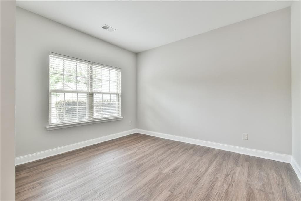 4 bedroom, 3 bathroom, 2,302 sq ft single family residence for sale at 3633 Fallen Oak Drive, Buford, GA 30519 — photo 4