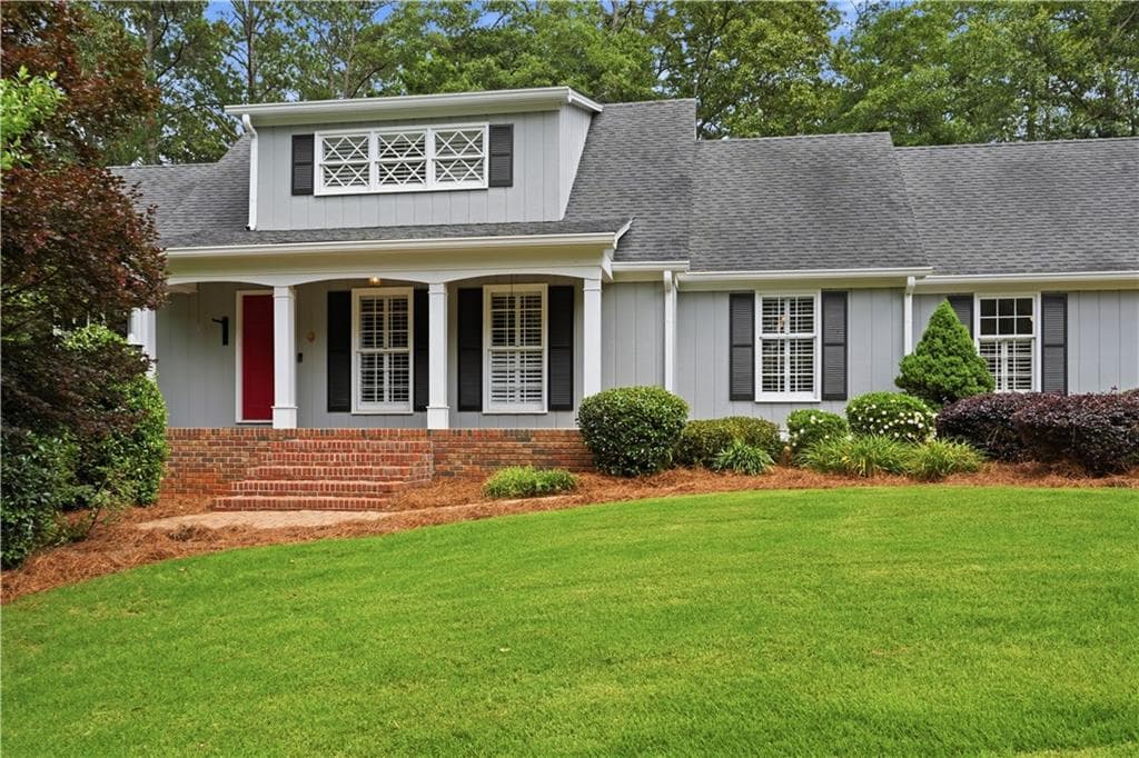4 bedroom, 4 bathroom, 3,450 sq ft single family residence under contract at 2 Walnut Drive, Cartersville, GA 30120 — photo 2