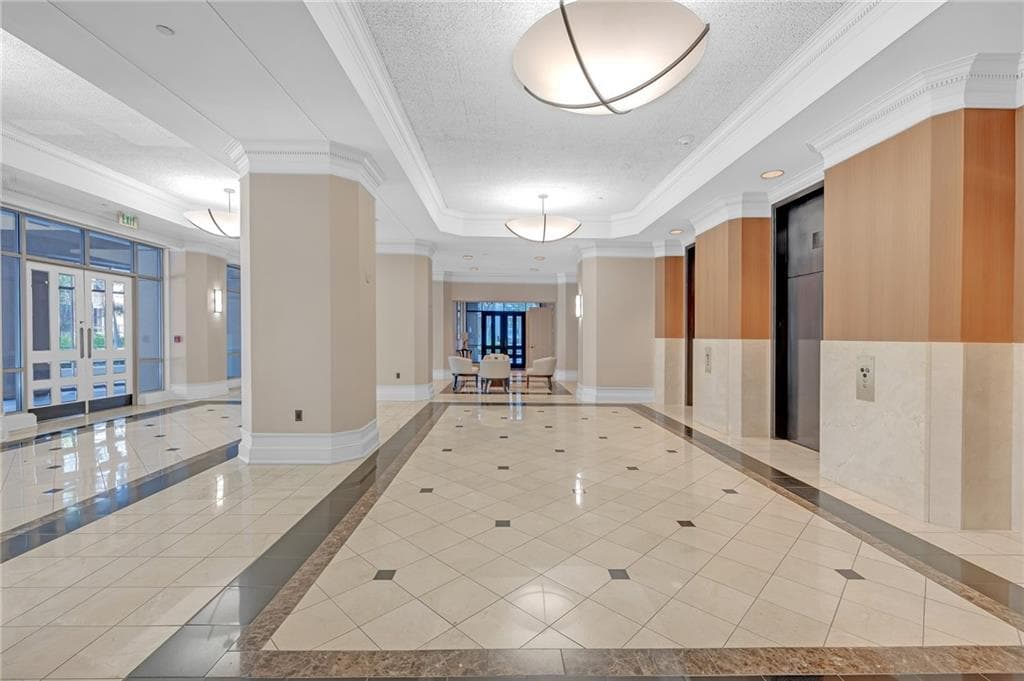 1 bedroom, 1 bathroom, 1,012 sq ft condominium for sale at 3475 Oak Valley Road 650, Atlanta, GA 30326 — photo 4