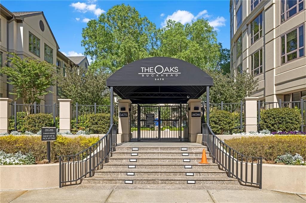 1 bedroom, 1 bathroom, 1,012 sq ft condominium for sale at 3475 Oak Valley Road 650, Atlanta, GA 30326 — photo 3