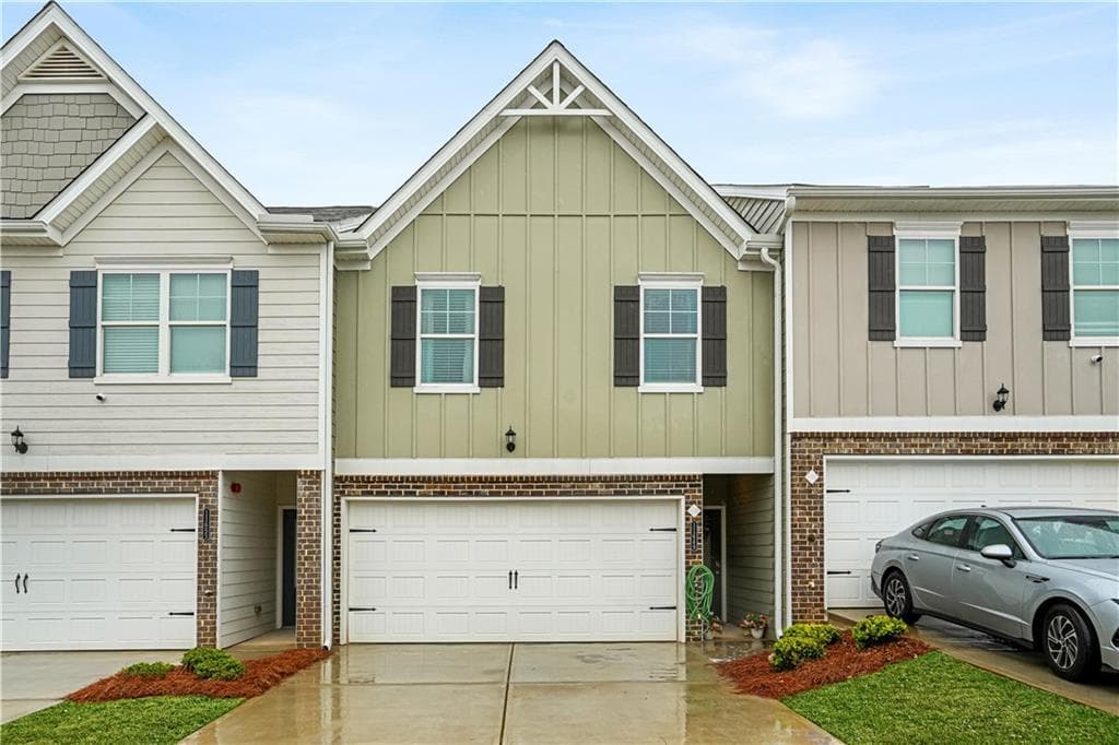 3 bedroom, 3 bathroom townhouse for rent at 11649 Mendenhall Court, Hampton, GA 30228 for $2,300 a month — photo 1 of 31