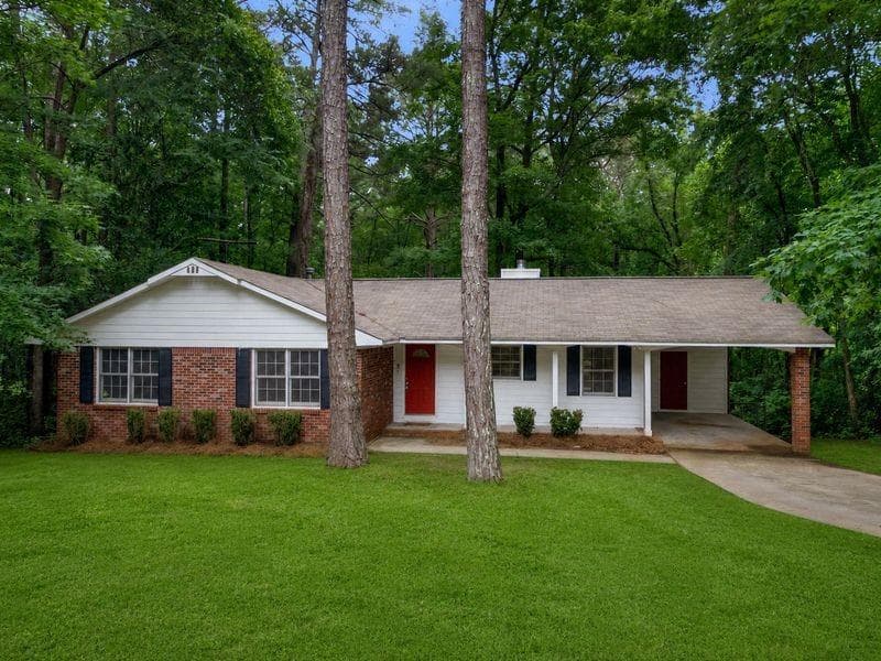 3 bedroom, 2 bathroom, 1,289 sq ft single family residence for sale at 260 Pinehurst Drive, Stockbridge, GA 30281