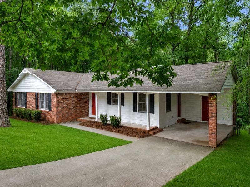 3 bedroom, 2 bathroom, 1,289 sq ft single family residence for sale at 260 Pinehurst Drive, Stockbridge, GA 30281 — photo 2