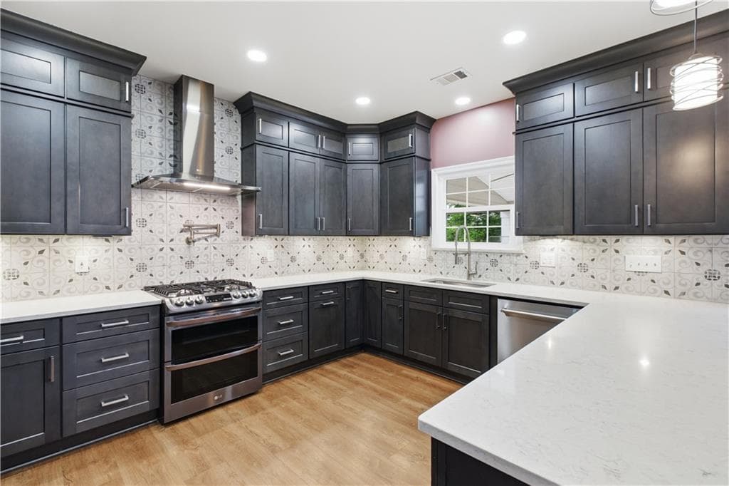 4 bedroom, 3 bathroom, 2,620 sq ft single family residence under contract at 1060 Forest Creek Drive, Canton, GA 30115 — photo 2
