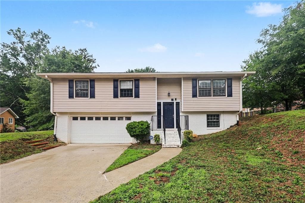 3 bedroom, 3 bathroom, 1,191 sq ft single family residence for sale at 2120 Sandgate Circle, Atlanta, GA 30349 — photo 2