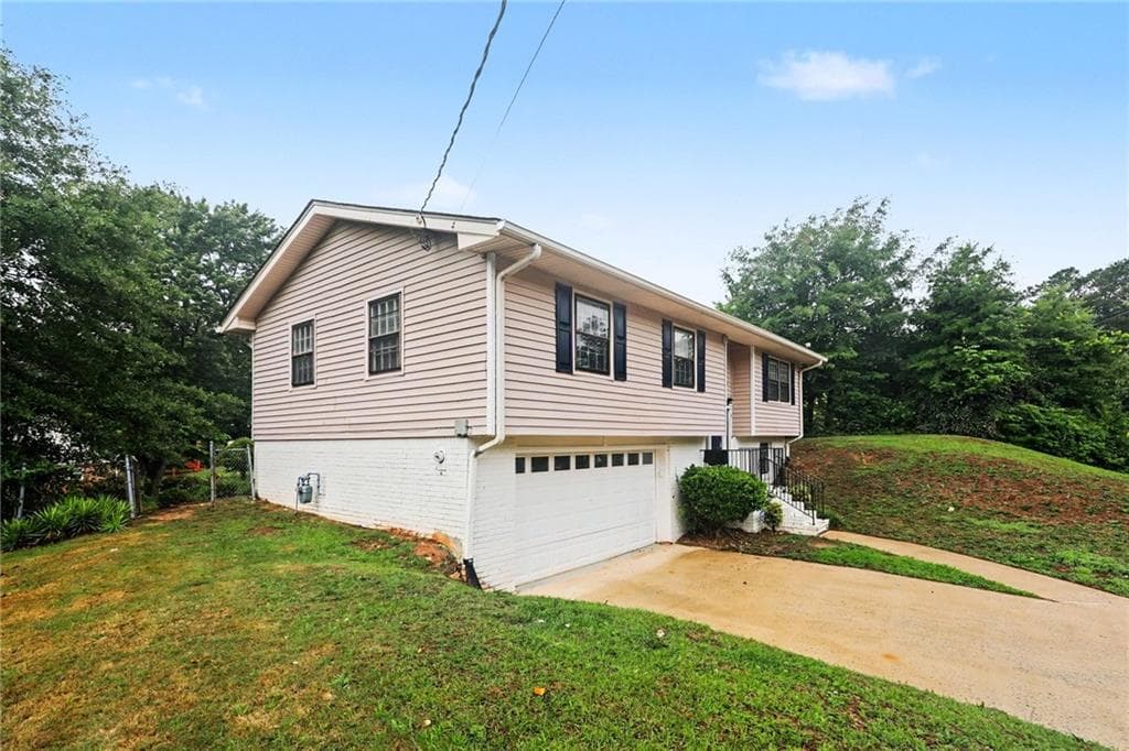 3 bedroom, 3 bathroom, 1,191 sq ft single family residence for sale at 2120 Sandgate Circle, Atlanta, GA 30349 — photo 3