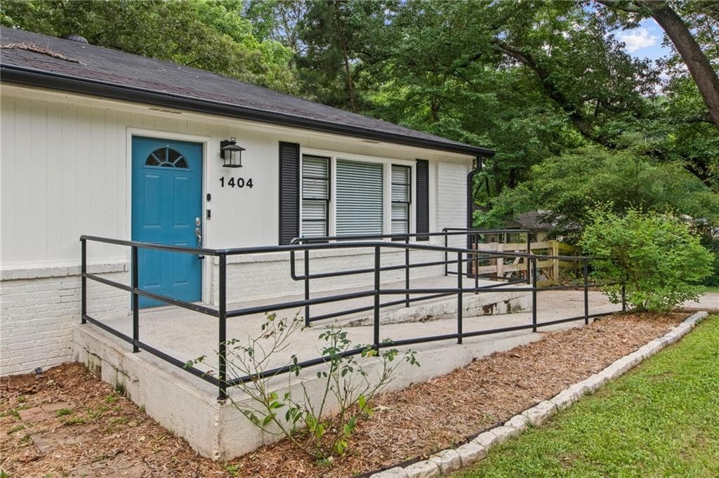 2 bedroom, 1 bathroom, 936 sq ft single family residence under contract at 1404 Cobb Branch Drive, Decatur, GA 30032 — photo 3