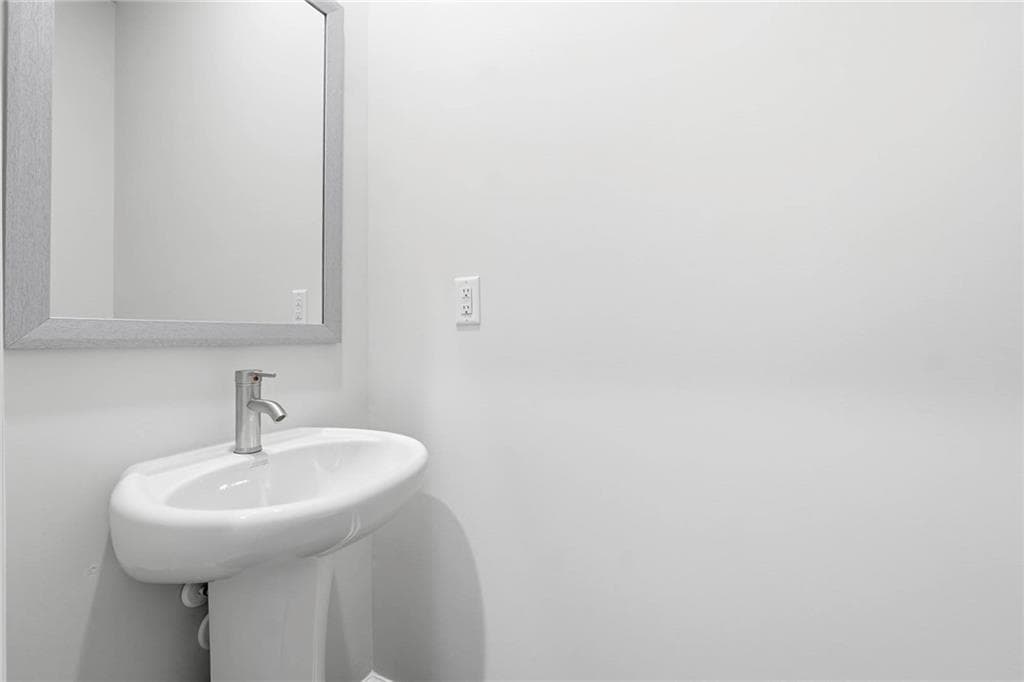 3 bedroom, 3 bathroom, 1,598 sq ft townhouse under contract at 8337 Columbia Court, Palmetto, GA 30268 — photo 8