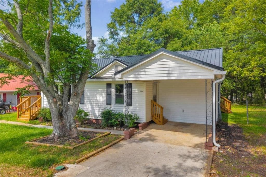 2 bedroom, 2 bathroom, 1,096 sq ft single family residence for sale at 266 Randall Street, Lavonia, GA 30553 — photo 2