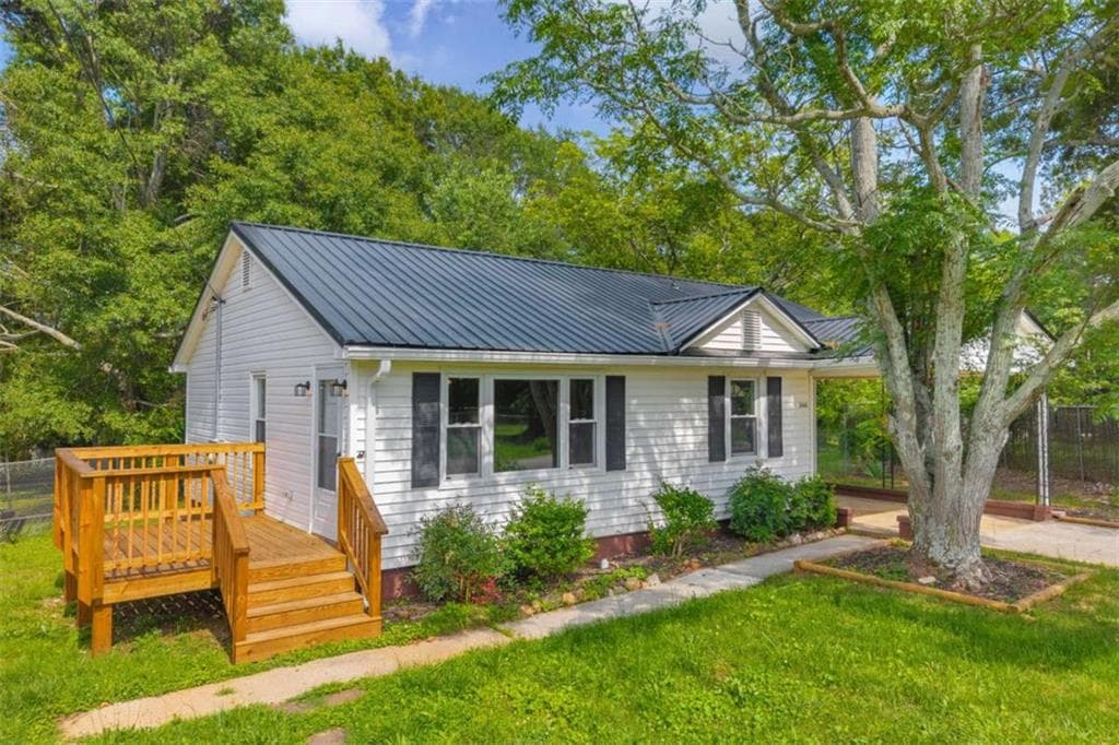 2 bedroom, 2 bathroom, 1,096 sq ft single family residence for sale at 266 Randall Street, Lavonia, GA 30553 — photo 3