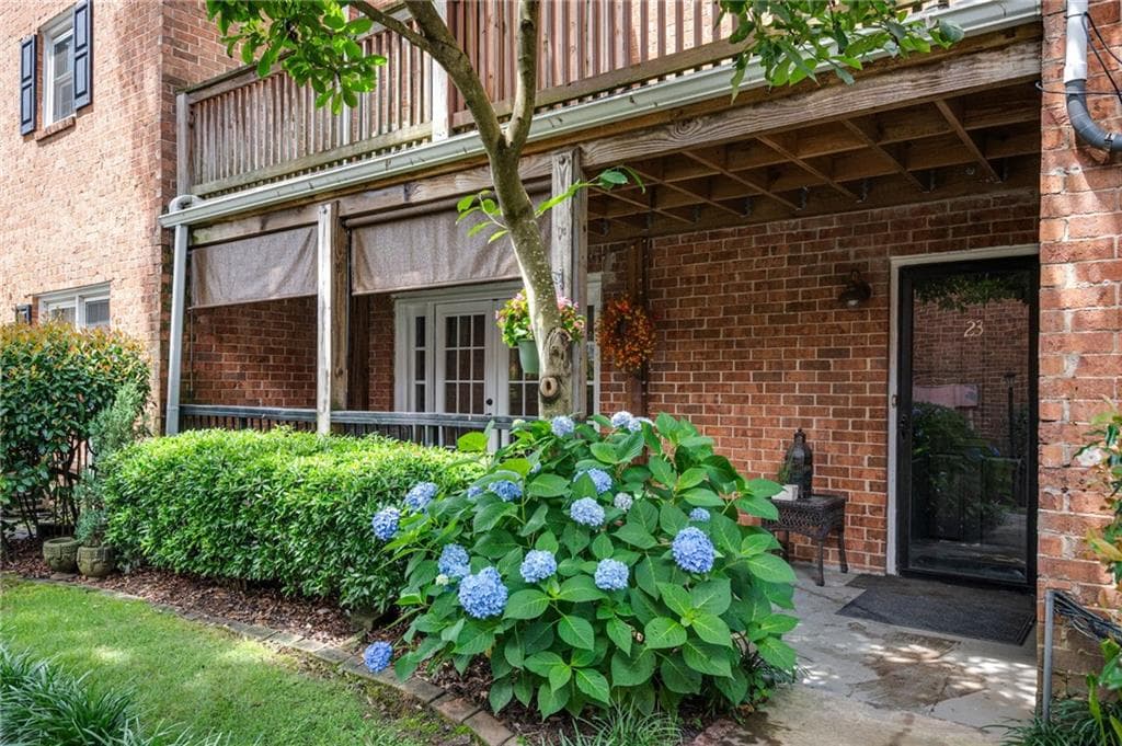2 bedroom, 2 bathroom, 1,392 sq ft condominium under contract at 6520 Roswell Road 23, Atlanta, GA 30328