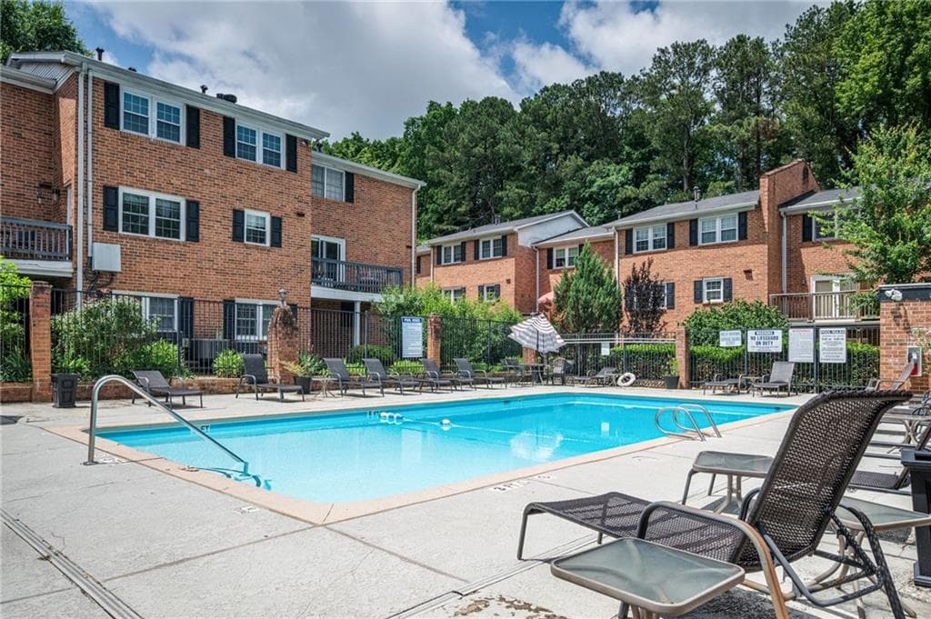 2 bedroom, 2 bathroom, 1,392 sq ft condominium under contract at 6520 Roswell Road 23, Atlanta, GA 30328 — photo 2