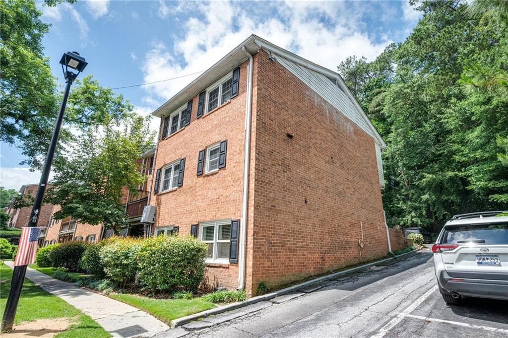 2 bedroom, 2 bathroom, 1,392 sq ft condominium under contract at 6520 Roswell Road 23, Atlanta, GA 30328 — photo 7