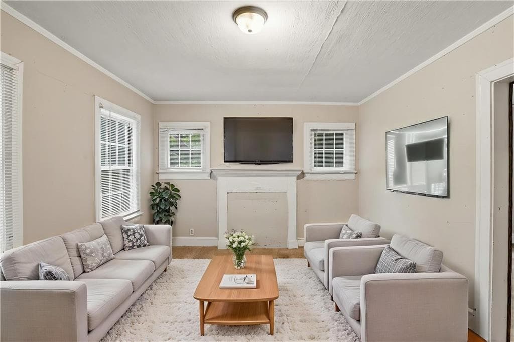2 bedroom, 1 bathroom, 1,020 sq ft single family residence under contract at 2641 Sylvan Road, Atlanta, GA 30344 — photo 3