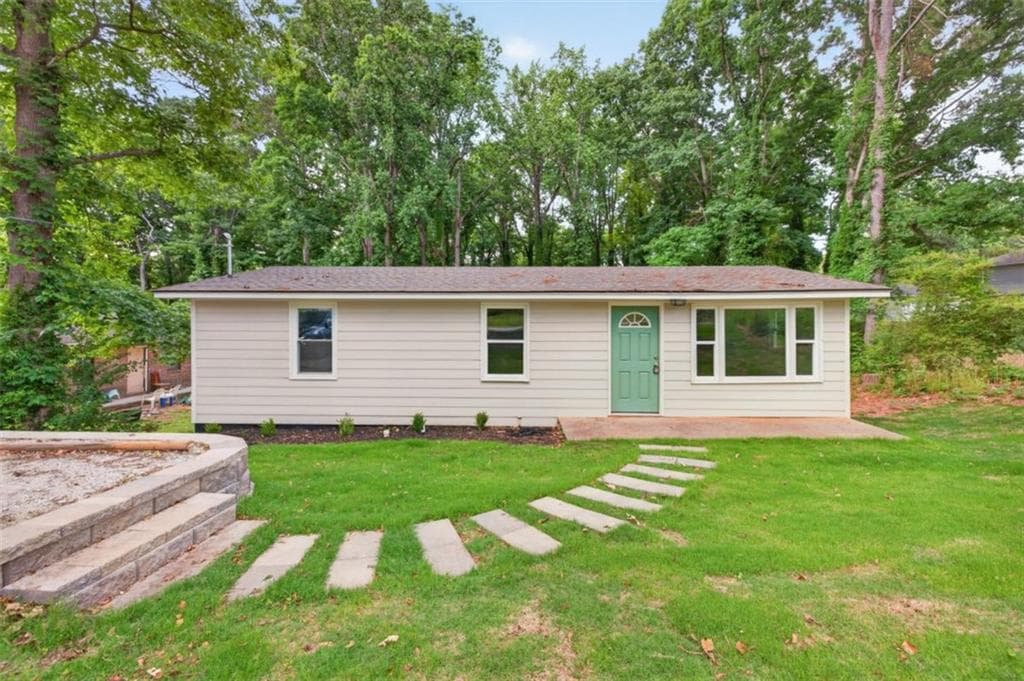 3 bedroom, 1 bathroom, 840 sq ft single family residence for sale at 136 Nowell Street, Monroe, GA 30655 — photo 1 of 25
