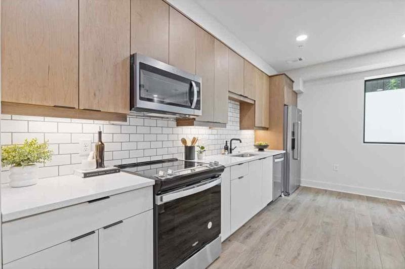 1 bedroom, 1 bathroom, 632 sq ft condominium for sale at 108 Park Place Unit 103, Decatur, GA 30030 — photo 4
