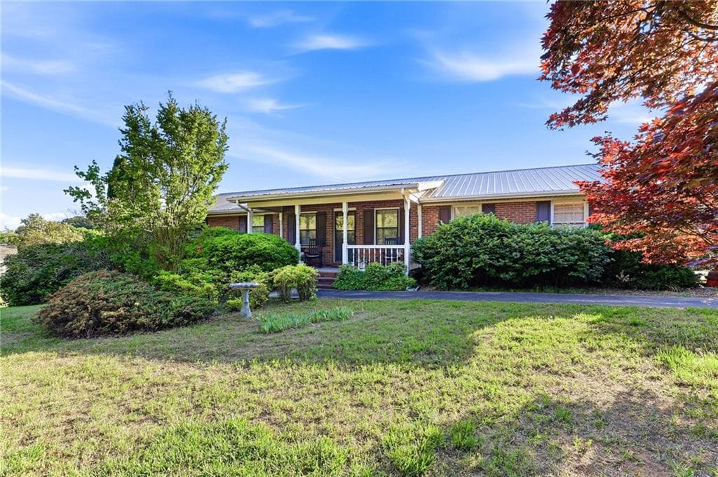 2 bedroom, 2 bathroom, 1,665 sq ft single family residence for sale at 4711 Mount Vernon Road, Gainesville, GA 30506