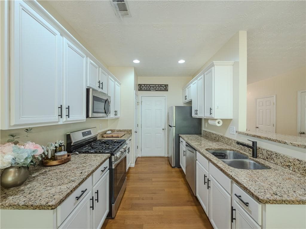 3 bedroom, 3 bathroom, 1,560 sq ft townhouse under contract at 3544 Lantern View Lane, Scottdale, GA 30079 — photo 9