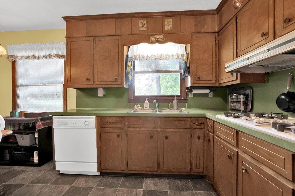 4 bedroom, 3 bathroom, 2,080 sq ft single family residence for sale at 4916 Oak Grove Drive, Buford, GA 30518 — photo 6