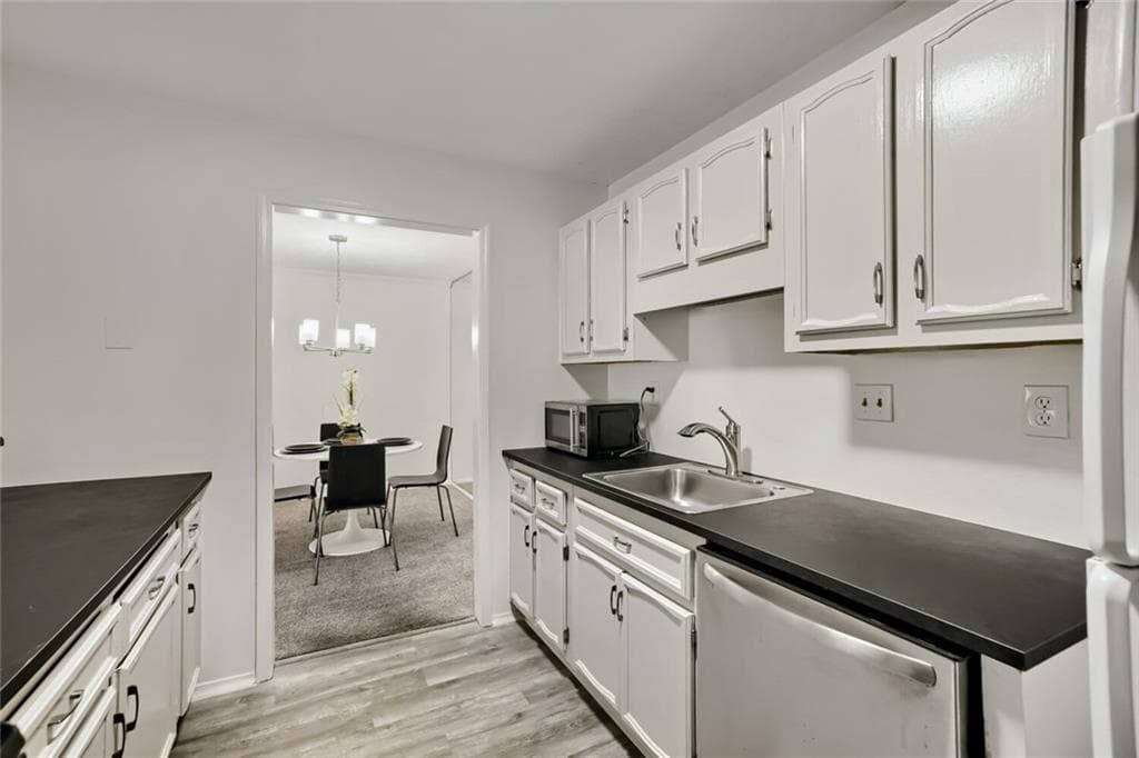 2 bedroom, 2 bathroom, 1,244 sq ft condominium under contract at 905 Augusta Drive, Marietta, GA 30067 — photo 9