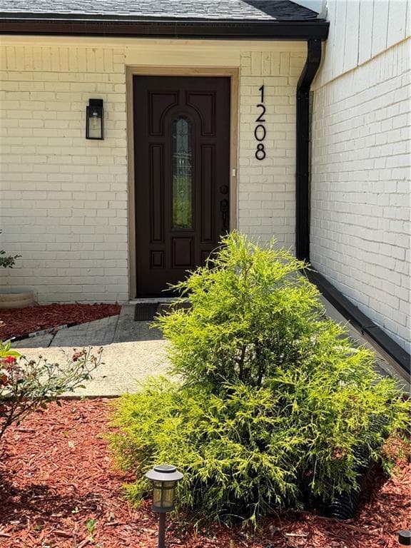 4 bedroom, 3 bathroom, 2,000 sq ft single family residence under contract at 1208 Golden Circle, Lilburn, GA 30047 — photo 2