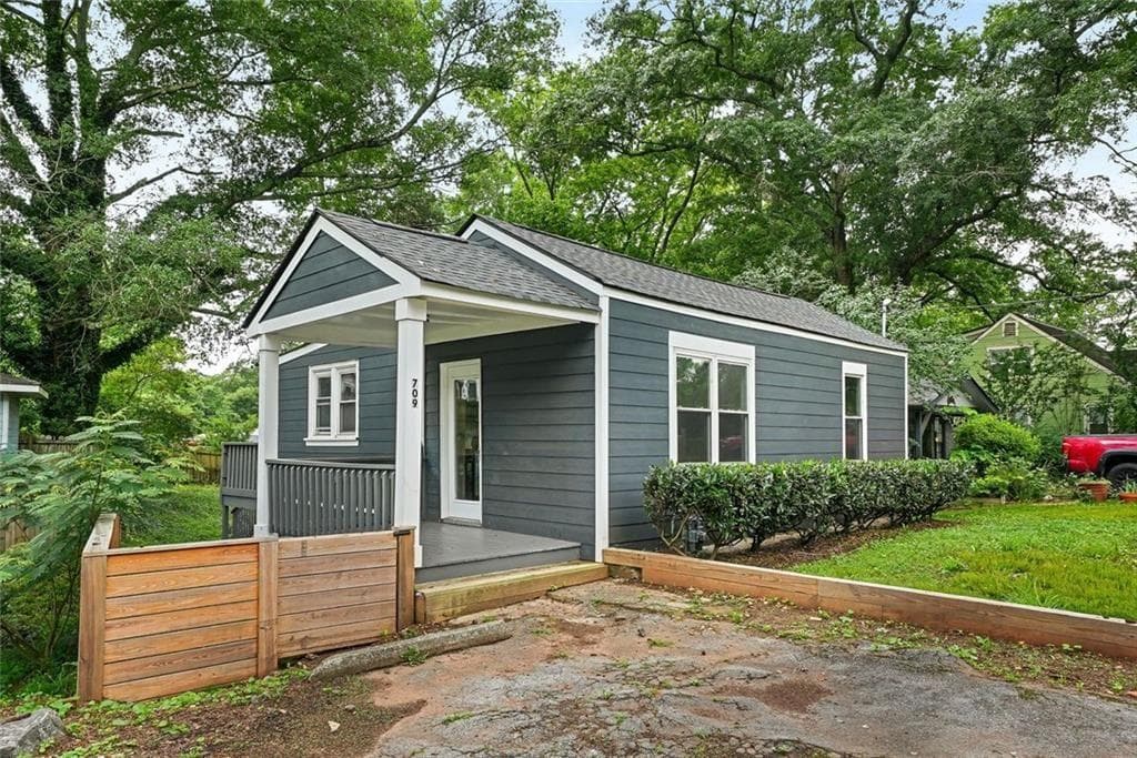 2 bedroom, 1 bathroom, 728 sq ft single family residence for sale at 709 Francis Avenue, Atlanta, GA 30312 — photo 1 of 16
