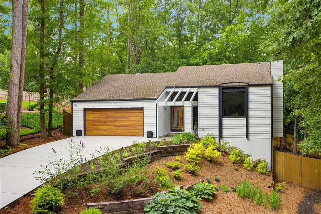 4 bedroom, 3 bathroom, 2,816 sq ft single family residence for sale at 3452 Shawnee Trail, Smyrna, GA 30080 — photo 2