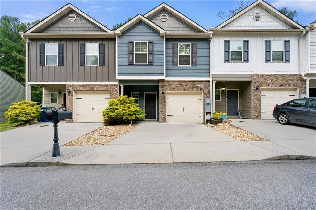 3 bedroom, 3 bathroom, 1,652 sq ft townhouse sold at 902 Creel Lane, Atlanta, GA 30349