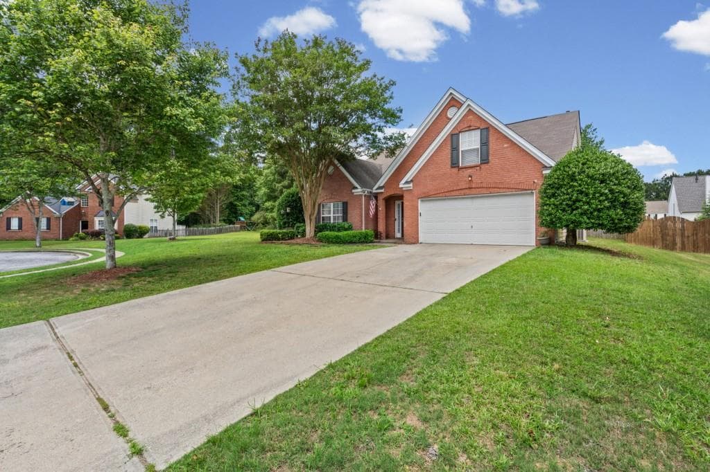 4 bedroom, 2 bathroom, 1,988 sq ft single family residence for sale at 2114 Beacon Crest Drive, Buford, GA 30519 — photo 2