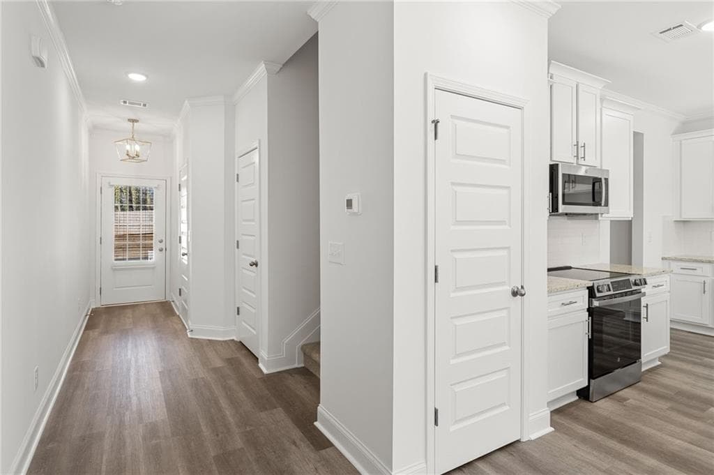 3 bedroom, 3 bathroom, 1,786 sq ft townhouse under contract at 5643 Chickory Drive, Flowery Branch, GA 30542 — photo 2