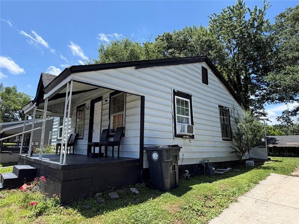 2 bedroom, 1 bathroom, 616 sq ft single family residence under contract at 1067 Desota Street, Gainesville, GA 30501 — photo 2