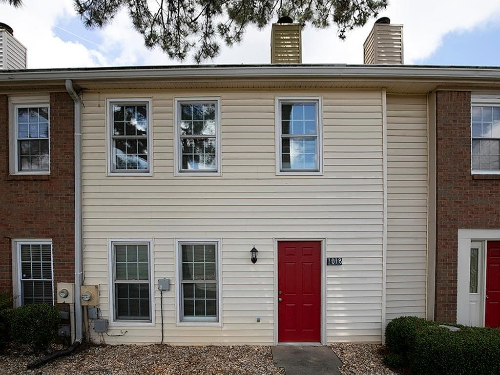 2 bedroom, 3 bathroom, 1,240 sq ft townhouse for rent at 1018 Old Holcomb Bridge Road, Roswell, GA 30076 for $1,940 a month — photo 1 of 27