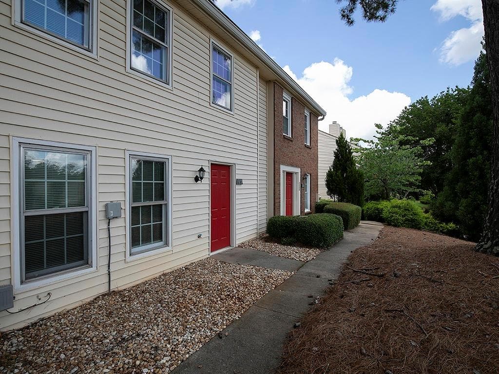 2 bedroom, 3 bathroom, 1,240 sq ft townhouse for rent at 1018 Old Holcomb Bridge Road, Roswell, GA 30076 for $1,940 a month — photo 2