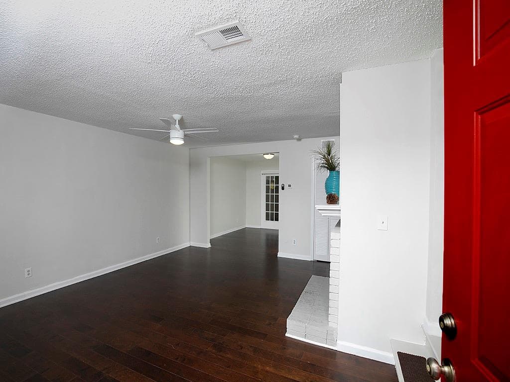 2 bedroom, 3 bathroom, 1,240 sq ft townhouse for rent at 1018 Old Holcomb Bridge Road, Roswell, GA 30076 for $1,940 a month — photo 3