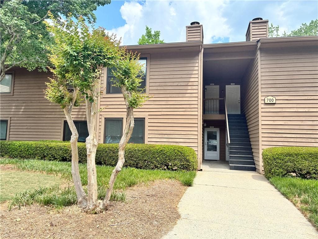 3 bedroom, 2 bathroom, 1,624 sq ft condominium under contract at 701 Parkaire Crossing, Marietta, GA 30068