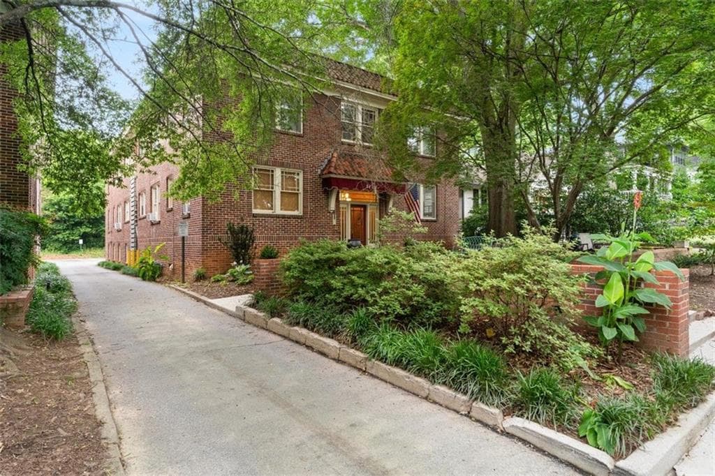 1 bedroom, 1 bathroom, 617 sq ft condominium sold at 1111 Briarcliff Place 1, Atlanta, GA 30306