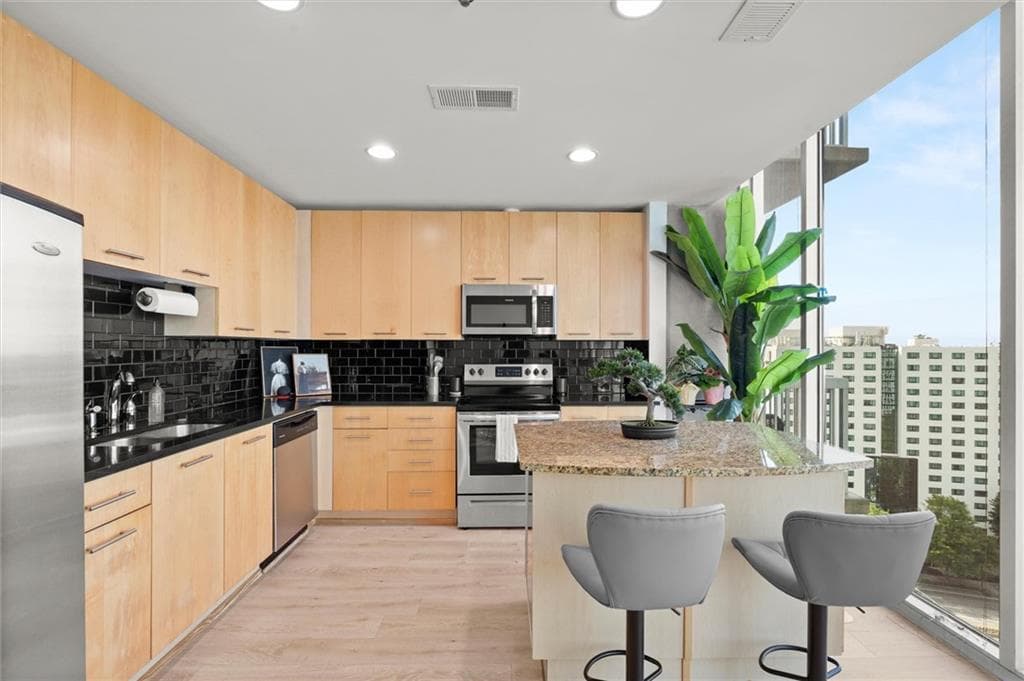 1 bedroom, 1 bathroom, 783 sq ft condominium for sale at 3324 Peachtree Road 1512, Atlanta, GA 30326 — photo 9