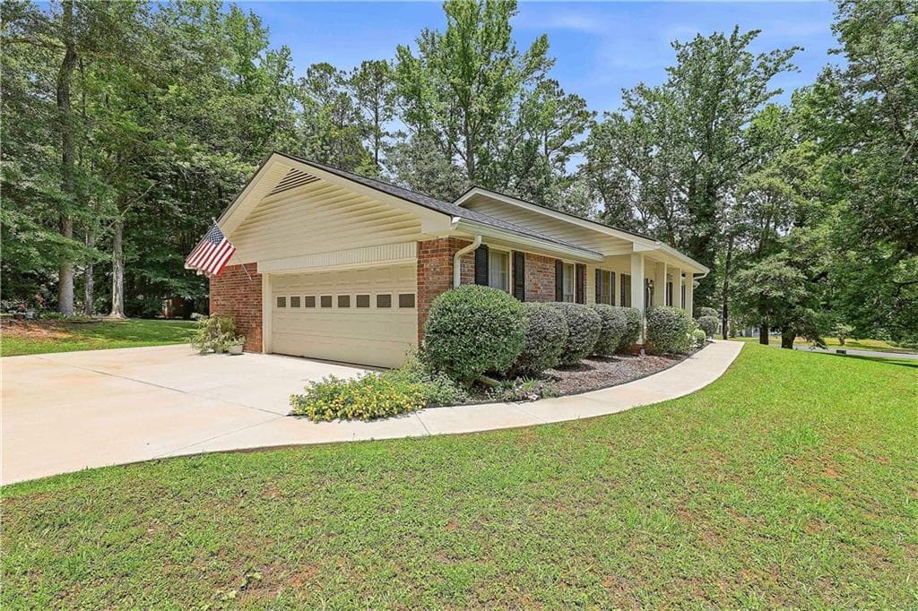 3 bedroom, 2 bathroom, 1,889 sq ft single family residence for sale at 6650 Corico Way, Fairburn, GA 30213 — photo 2