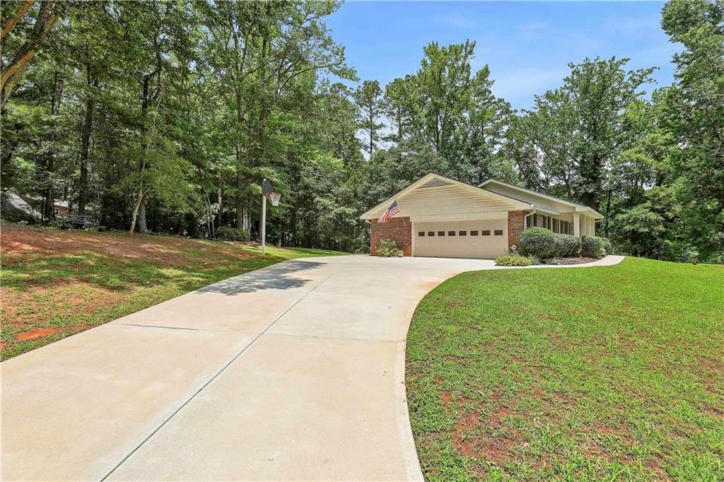 3 bedroom, 2 bathroom, 1,889 sq ft single family residence for sale at 6650 Corico Way, Fairburn, GA 30213 — photo 3