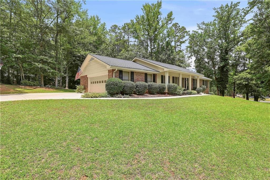 3 bedroom, 2 bathroom, 1,889 sq ft single family residence for sale at 6650 Corico Way, Fairburn, GA 30213 — photo 4
