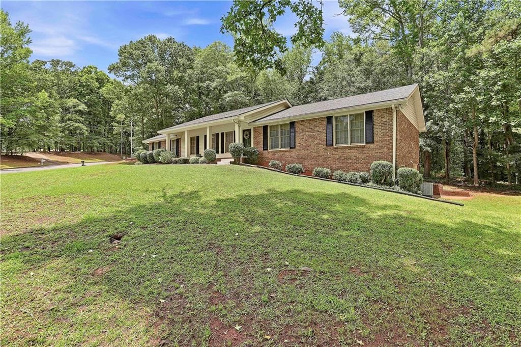 3 bedroom, 2 bathroom, 1,889 sq ft single family residence for sale at 6650 Corico Way, Fairburn, GA 30213 — photo 6