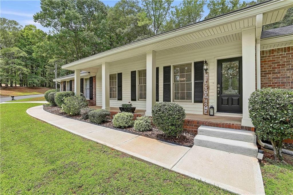 3 bedroom, 2 bathroom, 1,889 sq ft single family residence for sale at 6650 Corico Way, Fairburn, GA 30213 — photo 8