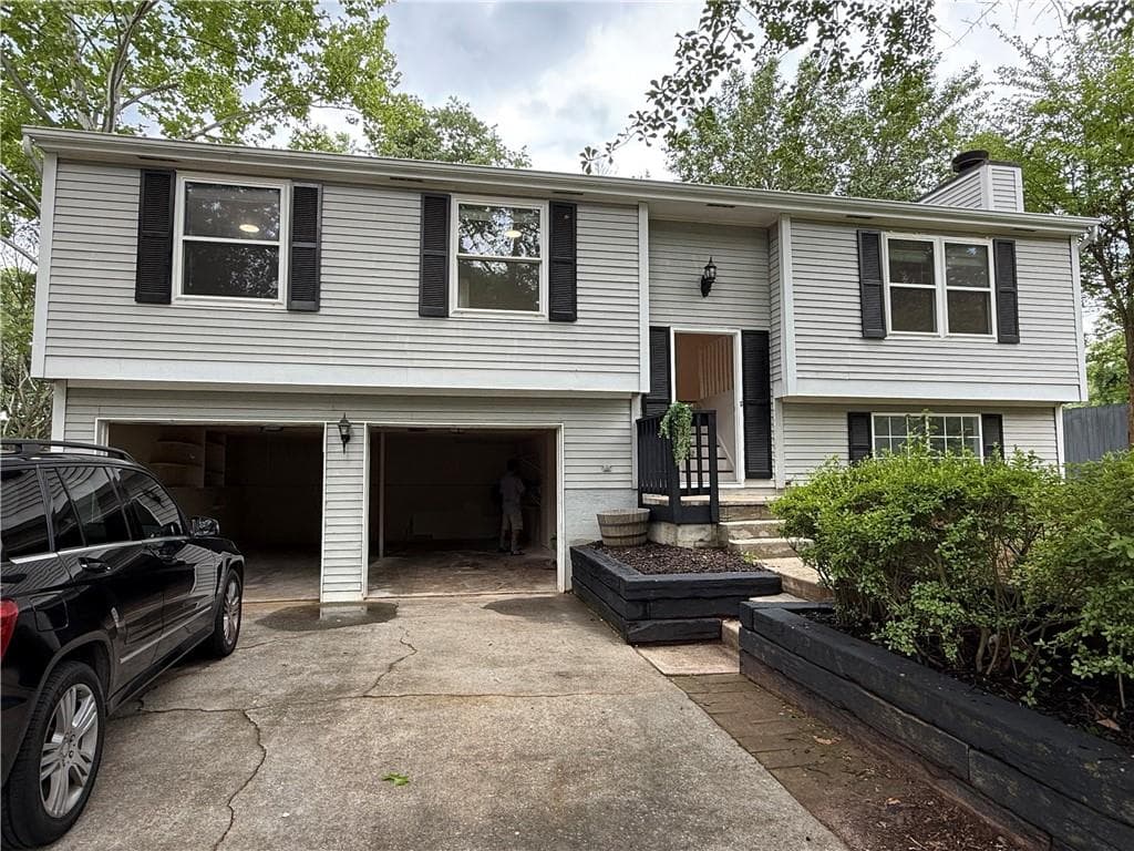 3 bedroom, 3 bathroom, 1,094 sq ft single family residence for rent at 10415 Plantation Bridge Drive, Alpharetta, GA 30022 for $2,400 a month — photo 2