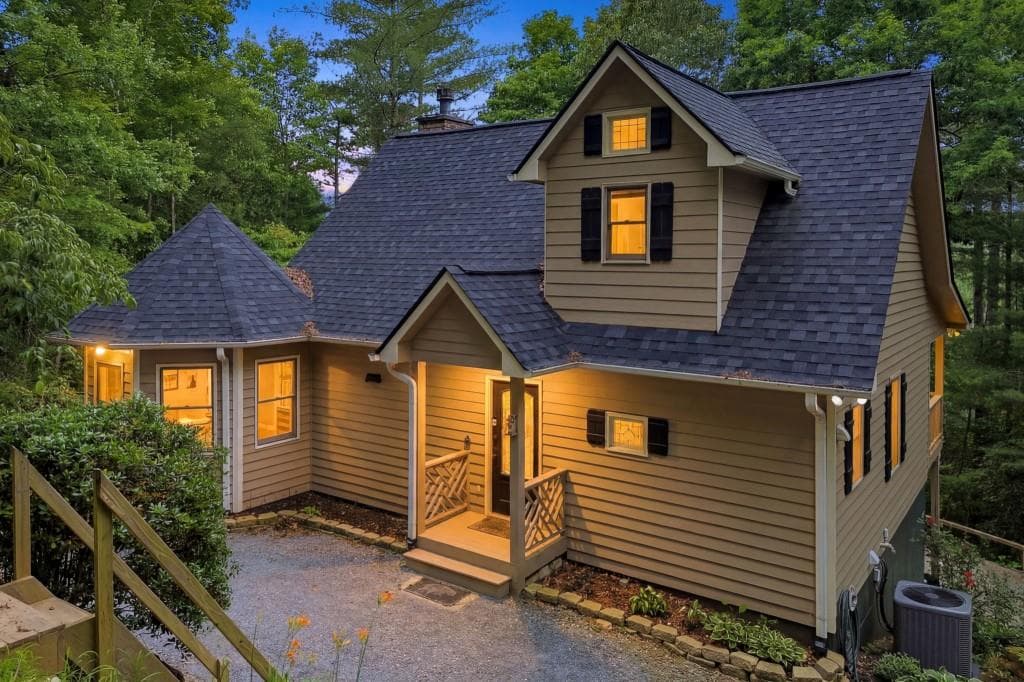 3 bedroom, 3 bathroom, 2,385 sq ft single family residence under contract at 165 Amelia Lane, Blue Ridge, GA 30513 — photo 2