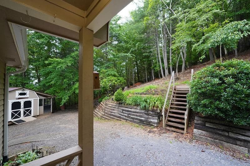 3 bedroom, 3 bathroom, 2,385 sq ft single family residence under contract at 165 Amelia Lane, Blue Ridge, GA 30513 — photo 8