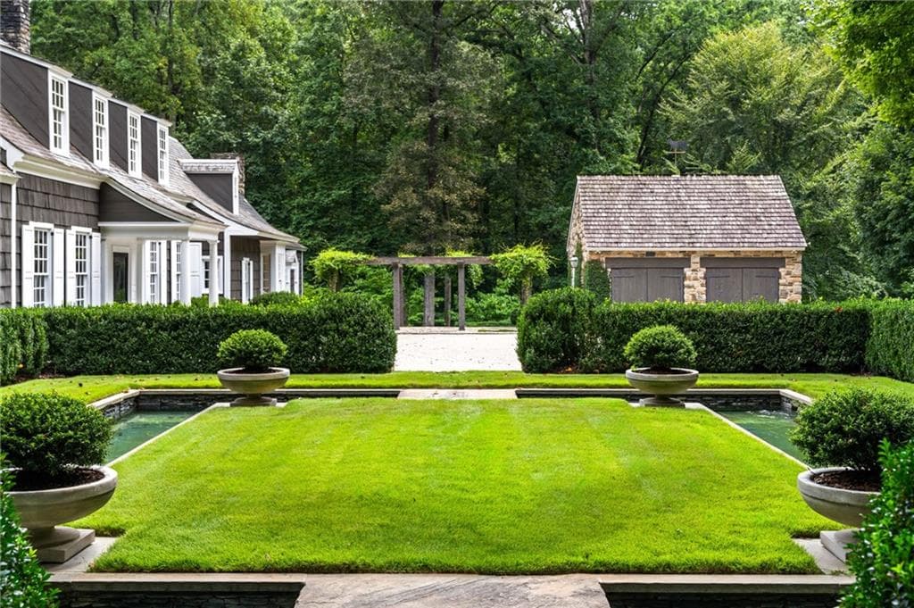 5 bedroom, 5 bathroom, 5,103 sq ft single family residence for sale at 1727 W Paces Ferry Road, Atlanta, GA 30327 — photo 3